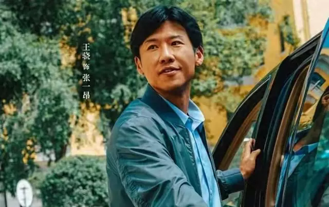 《低智商犯罪》热度破9000但口碑两极，王骁主演反被笨贼配角抢戏：资讯配图